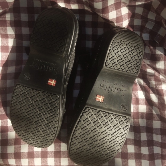 Woman's slip resistant Black Clogs - Picture 5 of 6